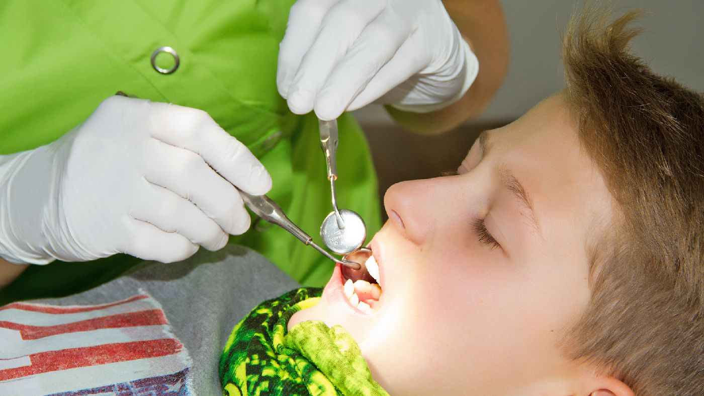 Patient bei der Zahnbehandlung